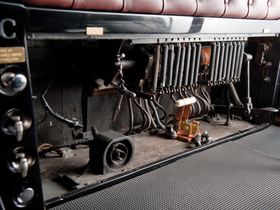 Детали экстерьера Columbia Mark XIX Electric Surrey 1903 года  (фото 14 из 14)